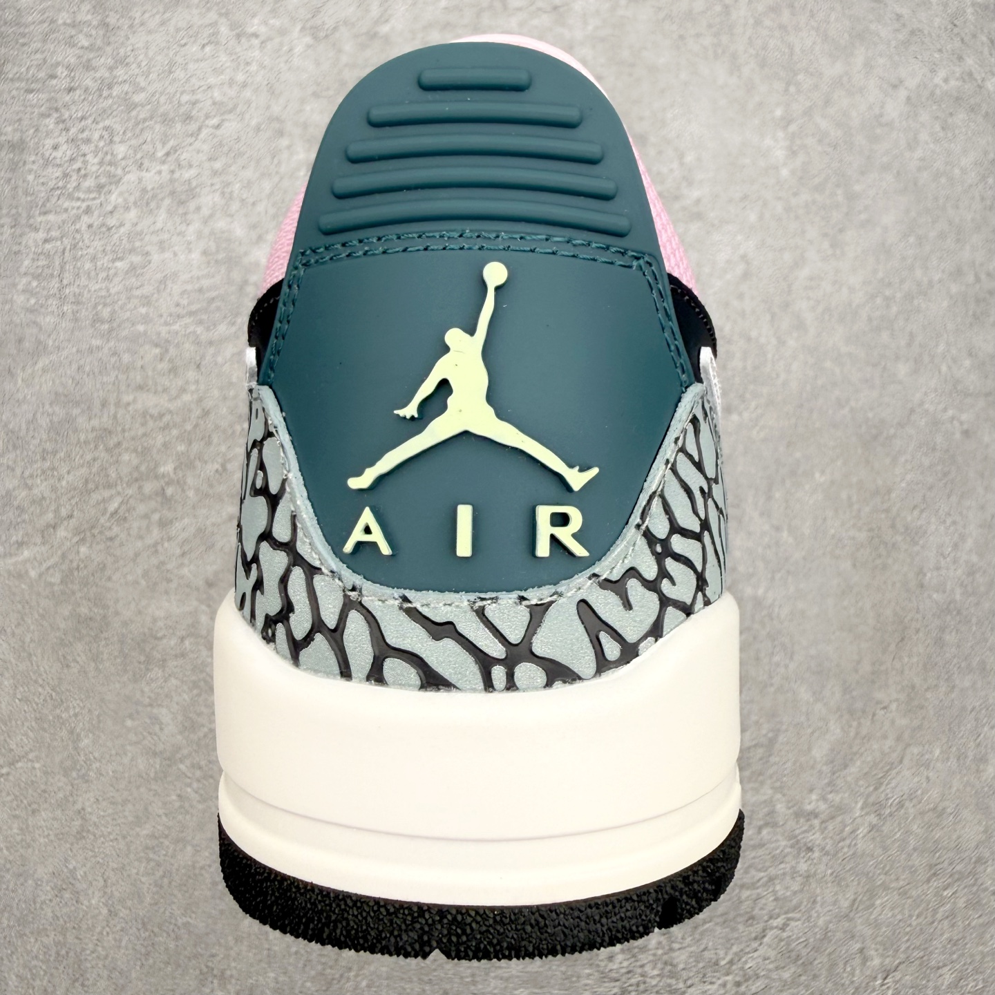 Air Jordan Legacy AJ312 低帮 CD7069-007 鞋身采用了皮革材质打造 横跨