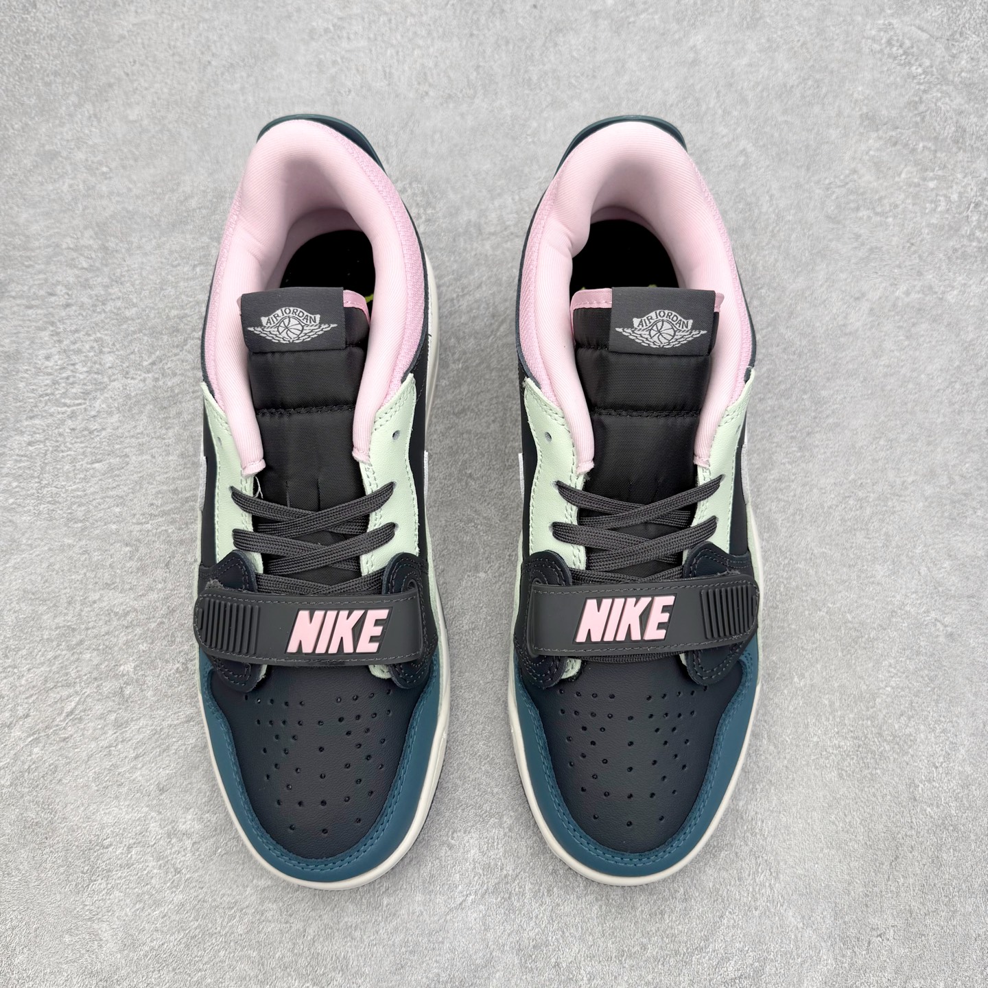 Air Jordan Legacy AJ312 低帮 CD7069-007 鞋身采用了皮革材质打造 横跨