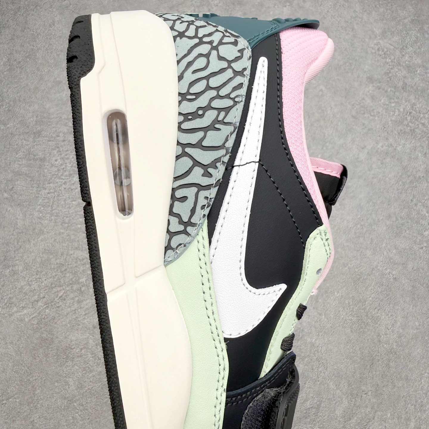 Air Jordan Legacy AJ312 低帮 CD7069-007 鞋身采用了皮革材质打造 横跨