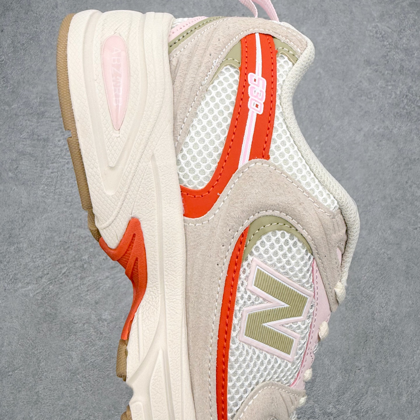 New Balance NB530 新百伦复古透气跑步鞋 抛弃过往以皮革为主的人气轮廓 以极具复古风范的