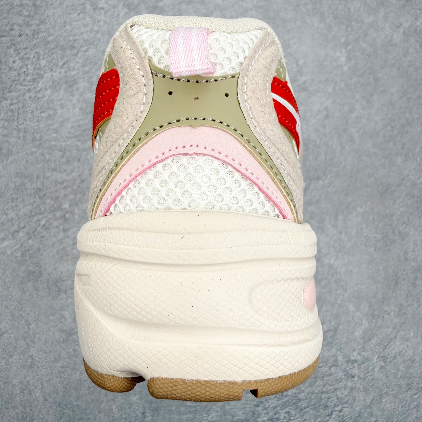 New Balance NB530 新百伦复古透气跑步鞋 抛弃过往以皮革为主的人气轮廓 以极具复古风范的