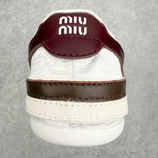 Miu Miu德训鞋 蓝白色 黄绿色 米白色三色展现了品牌对细节的关注和对高品质的追求。以下是对其整 Miu Miu德训鞋 蓝白色 黄绿色 米白色三色展现了品牌对细节的关注和对高品质的追求。以下是对其整