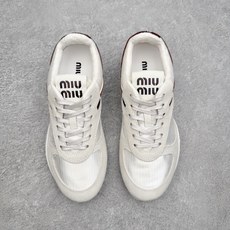 Miu Miu德训鞋 蓝白色 黄绿色 米白色三色展现了品牌对细节的关注和对高品质的追求。以下是对其整 Miu Miu德训鞋 蓝白色 黄绿色 米白色三色展现了品牌对细节的关注和对高品质的追求。以下是对其整