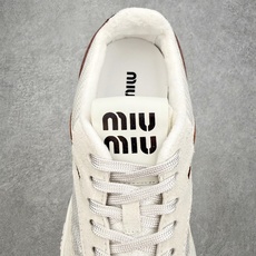 Miu Miu德训鞋 蓝白色 黄绿色 米白色三色展现了品牌对细节的关注和对高品质的追求。以下是对其整 Miu Miu德训鞋 蓝白色 黄绿色 米白色三色展现了品牌对细节的关注和对高品质的追求。以下是对其整
