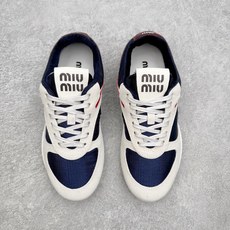 Miu Miu德训鞋 蓝白色 黄绿色 米白色三色展现了品牌对细节的关注和对高品质的追求。以下是对其整 Miu Miu德训鞋 蓝白色 黄绿色 米白色三色展现了品牌对细节的关注和对高品质的追求。以下是对其整