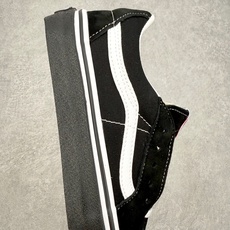 Vans Sk8-Low 黑白范斯复古休闲硫化帆布鞋鞋款以黑色麂皮拼接帆布鞋面打造整体鞋身 以SK8-L Vans Sk8-Low 黑白范斯复古休闲硫化帆布鞋鞋款以黑色麂皮拼接帆布鞋面打造整体鞋身 以SK8-L