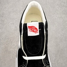 Vans Sk8-Low 黑白范斯复古休闲硫化帆布鞋鞋款以黑色麂皮拼接帆布鞋面打造整体鞋身 以SK8-L Vans Sk8-Low 黑白范斯复古休闲硫化帆布鞋鞋款以黑色麂皮拼接帆布鞋面打造整体鞋身 以SK8-L