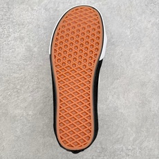 Vans Sk8-Low 黑白范斯复古休闲硫化帆布鞋鞋款以黑色麂皮拼接帆布鞋面打造整体鞋身 以SK8-L Vans Sk8-Low 黑白范斯复古休闲硫化帆布鞋鞋款以黑色麂皮拼接帆布鞋面打造整体鞋身 以SK8-L