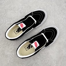 Vans Sk8-Low 黑白范斯复古休闲硫化帆布鞋鞋款以黑色麂皮拼接帆布鞋面打造整体鞋身 以SK8-L Vans Sk8-Low 黑白范斯复古休闲硫化帆布鞋鞋款以黑色麂皮拼接帆布鞋面打造整体鞋身 以SK8-L