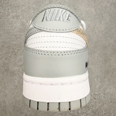 #YC纯原 NK Dunk Low 银霜鎏金 HF5441-105 鞋面铺陈着大面积的冷调银灰,如同深冬 #YC纯原 NK Dunk Low 银霜鎏金 HF5441-105 鞋面铺陈着大面积的冷调银灰,如同深冬