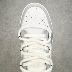 #YC纯原 NK Dunk Low 银霜鎏金 HF5441-105 鞋面铺陈着大面积的冷调银灰,如同深冬 #YC纯原 NK Dunk Low 银霜鎏金 HF5441-105 鞋面铺陈着大面积的冷调银灰,如同深冬