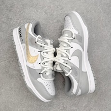 #YC纯原 NK Dunk Low 银霜鎏金 HF5441-105 鞋面铺陈着大面积的冷调银灰,如同深冬 #YC纯原 NK Dunk Low 银霜鎏金 HF5441-105 鞋面铺陈着大面积的冷调银灰,如同深冬