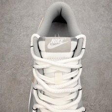 #YC纯原 NK Dunk Low 银霜鎏金 HF5441-105 鞋面铺陈着大面积的冷调银灰,如同深冬 #YC纯原 NK Dunk Low 银霜鎏金 HF5441-105 鞋面铺陈着大面积的冷调银灰,如同深冬