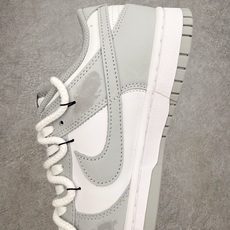 #YC纯原 NK Dunk Low 银霜鎏金 HF5441-105 鞋面铺陈着大面积的冷调银灰,如同深冬 #YC纯原 NK Dunk Low 银霜鎏金 HF5441-105 鞋面铺陈着大面积的冷调银灰,如同深冬