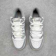#YC纯原 NK Dunk Low 银霜鎏金 HF5441-105 鞋面铺陈着大面积的冷调银灰,如同深冬 #YC纯原 NK Dunk Low 银霜鎏金 HF5441-105 鞋面铺陈着大面积的冷调银灰,如同深冬