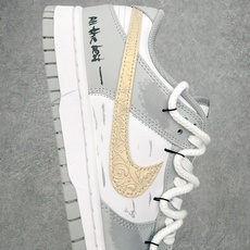 #YC纯原 NK Dunk Low 银霜鎏金 HF5441-105 鞋面铺陈着大面积的冷调银灰,如同深冬 #YC纯原 NK Dunk Low 银霜鎏金 HF5441-105 鞋面铺陈着大面积的冷调银灰,如同深冬