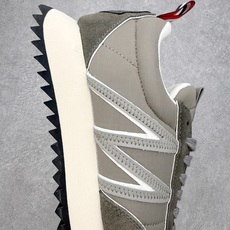 Moncler盟可睐 Pacey 麂皮圆头系带低帮生活休闲鞋 MONCLER(盟可睐)是一个以专业户外运 Moncler盟可睐 Pacey 麂皮圆头系带低帮生活休闲鞋 MONCLER(盟可睐)是一个以专业户外运