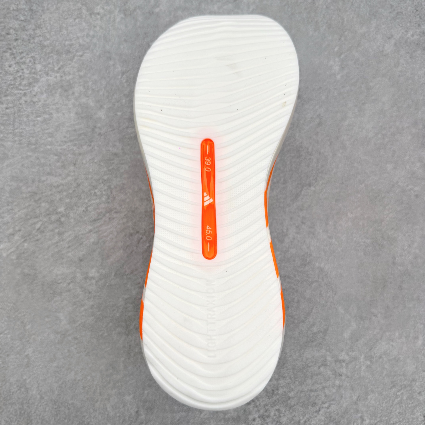 AD Hyperboost Edge 爆米花缓震舒适贴合跑步鞋 在 BOOST 之前冠以了 “HYPER