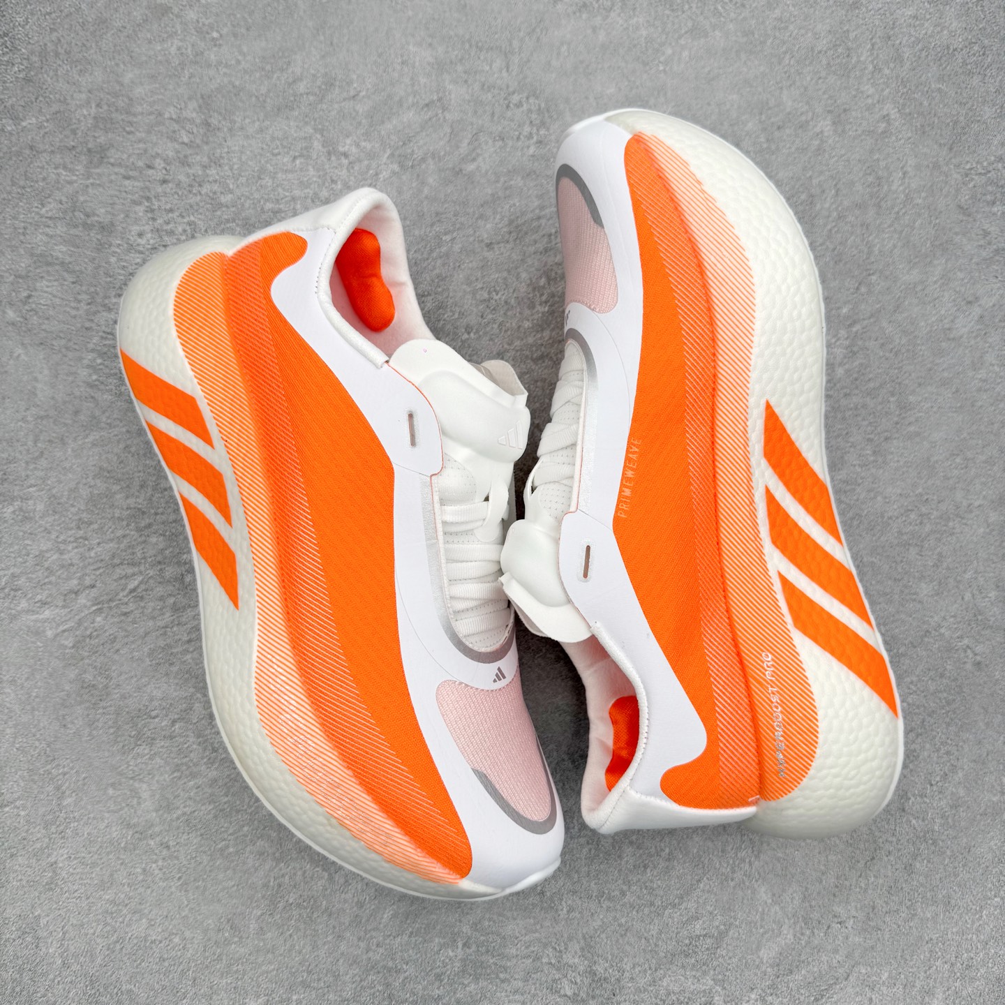 AD Hyperboost Edge 爆米花缓震舒适贴合跑步鞋 在 BOOST 之前冠以了 “HYPER