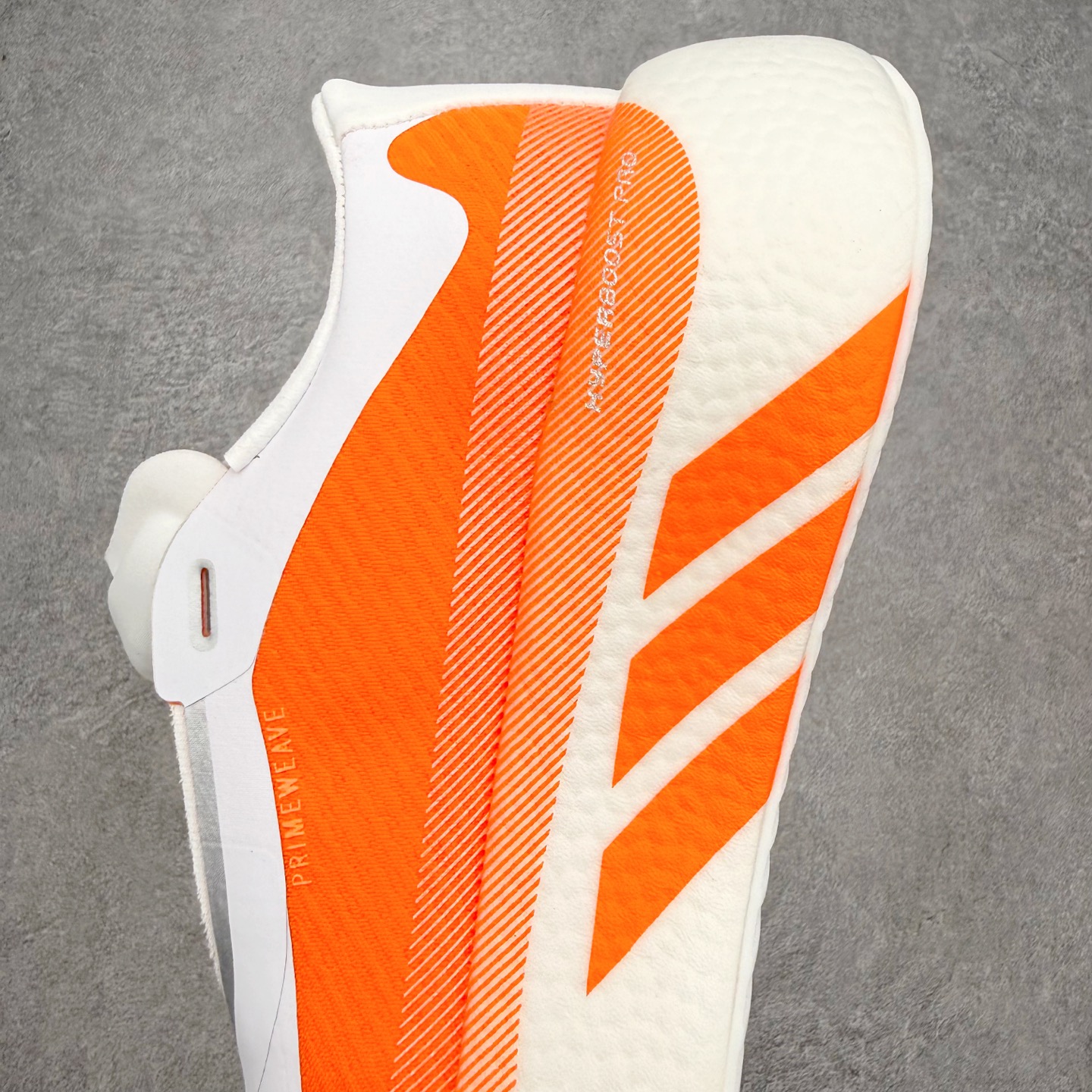 AD Hyperboost Edge 爆米花缓震舒适贴合跑步鞋 在 BOOST 之前冠以了 “HYPER