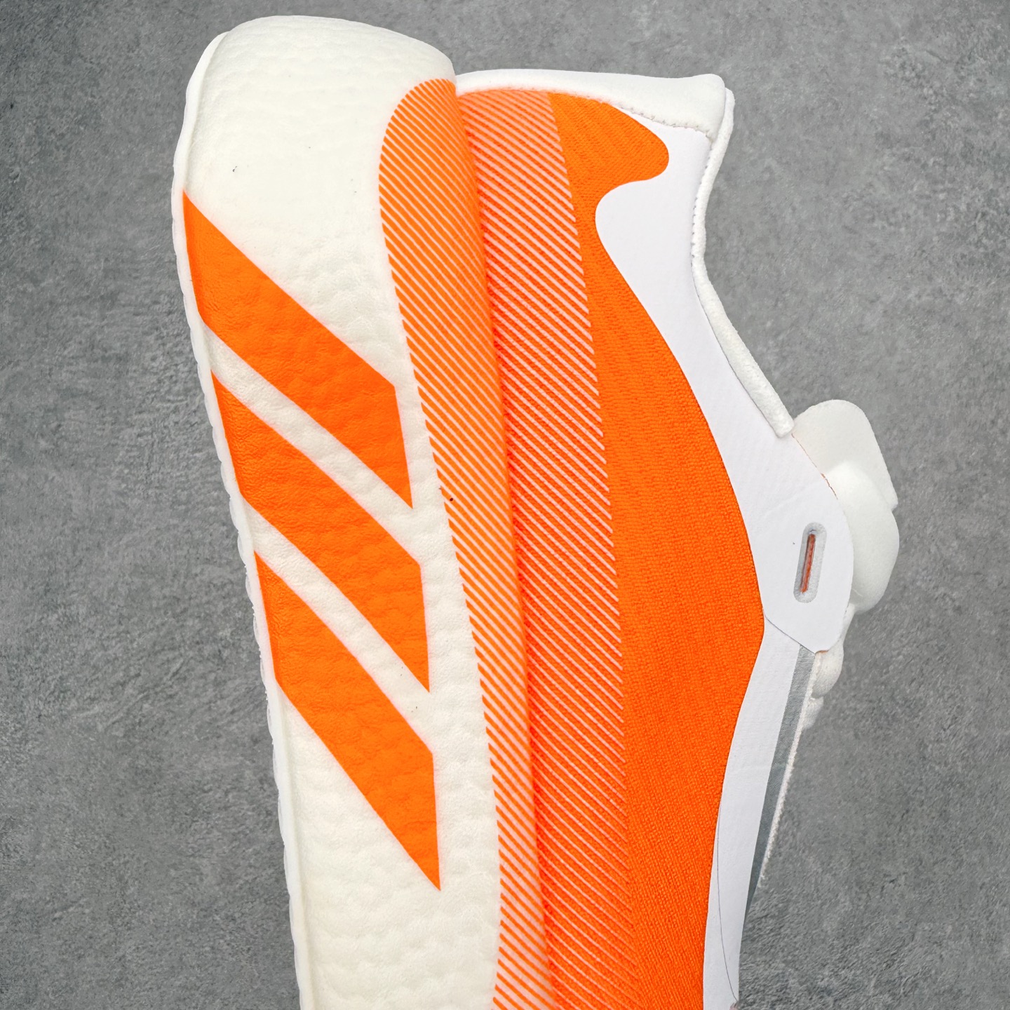 AD Hyperboost Edge 爆米花缓震舒适贴合跑步鞋 在 BOOST 之前冠以了 “HYPER