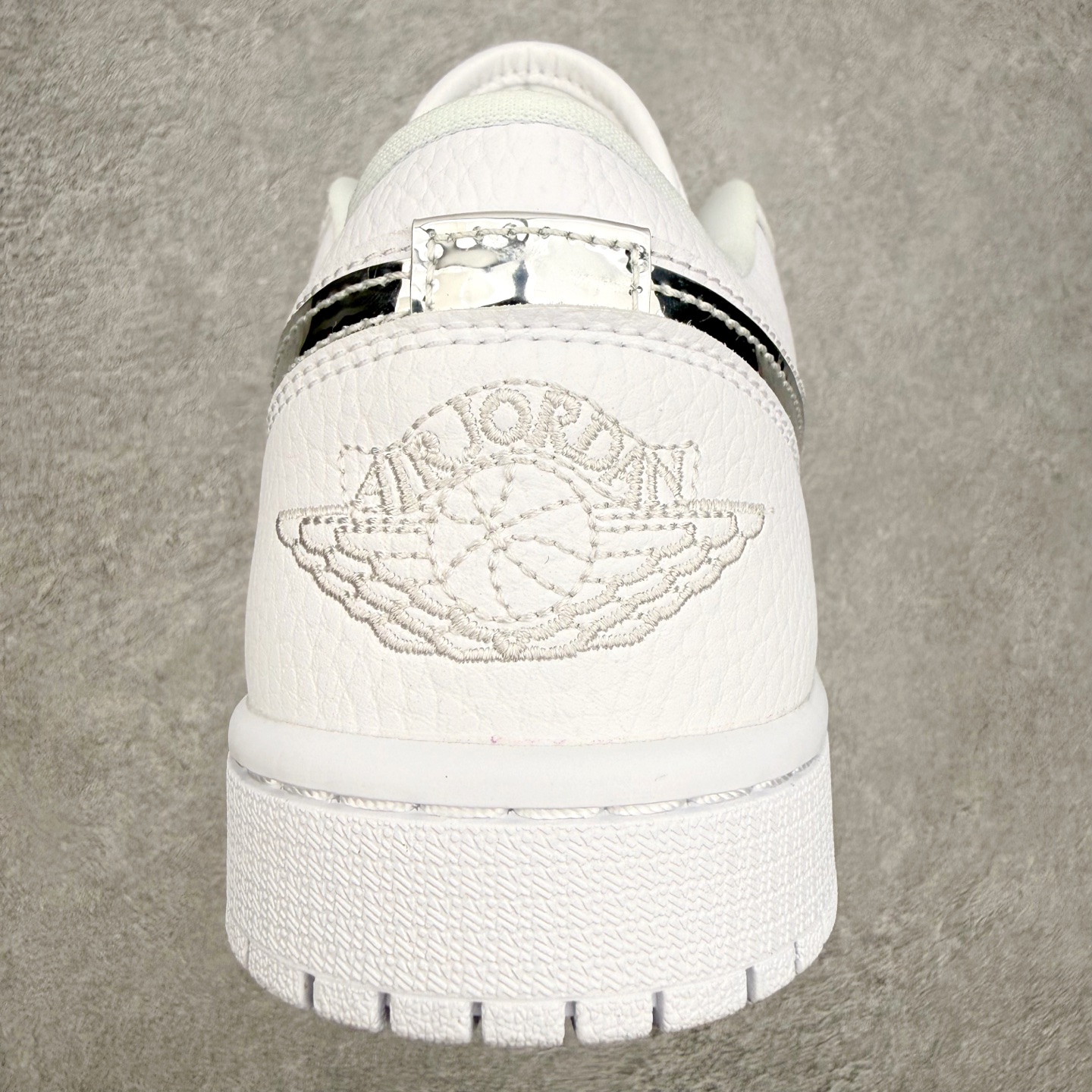 Air Jordan AJ1 Low 低帮 白银 IQ9381-100 终端优势供应 市面中低帮最具代表