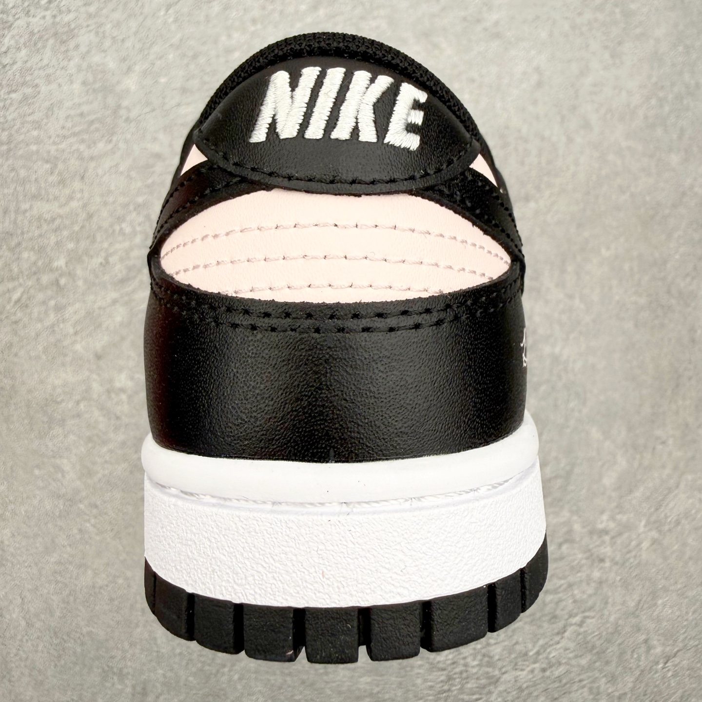 ＃YC纯原 NK Dunk Low 黑粉拿铁 DD1391-100 当酷飒的黑色，遇上温柔的拿铁粉，经典