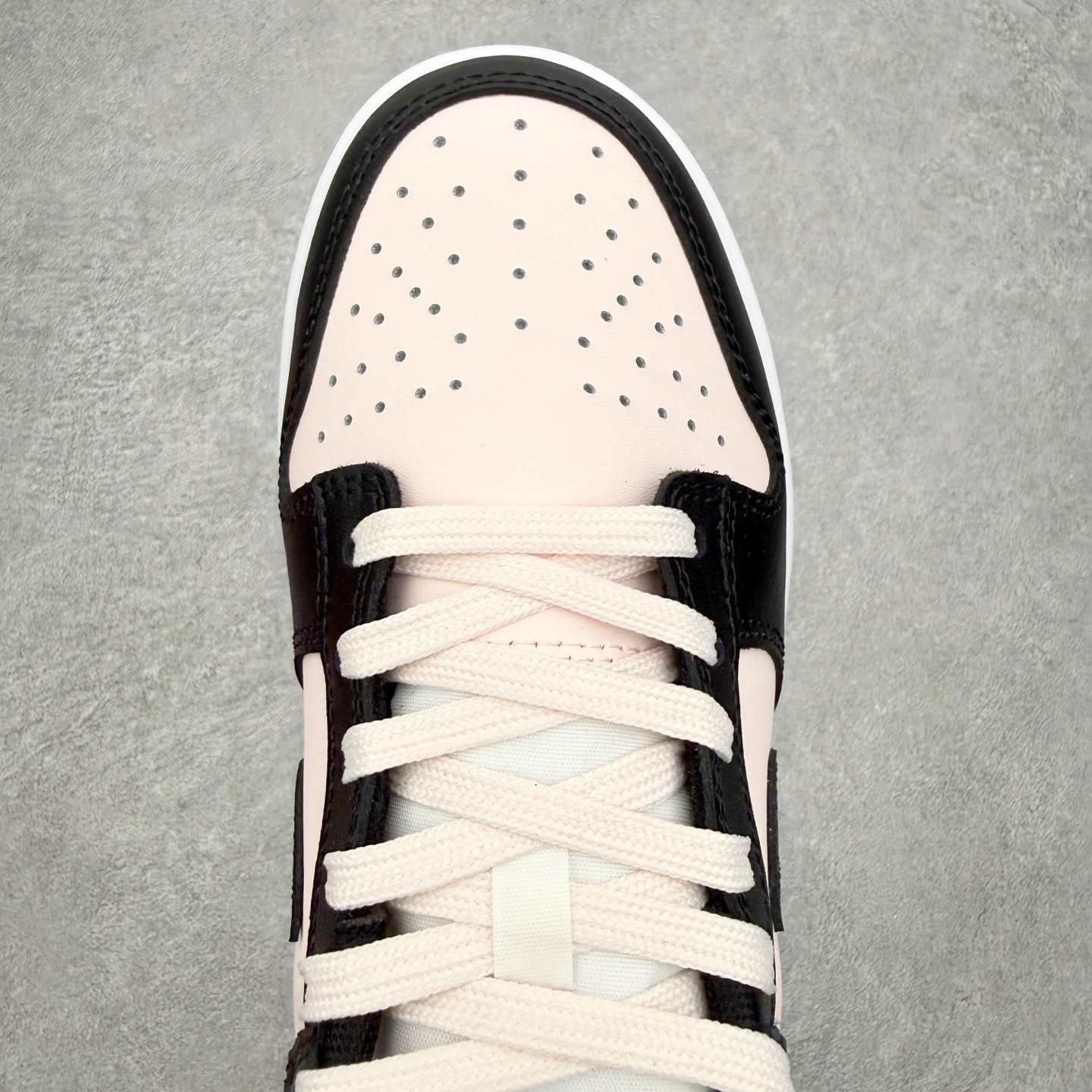 ＃YC纯原 NK Dunk Low 黑粉拿铁 DD1391-100 当酷飒的黑色，遇上温柔的拿铁粉，经典