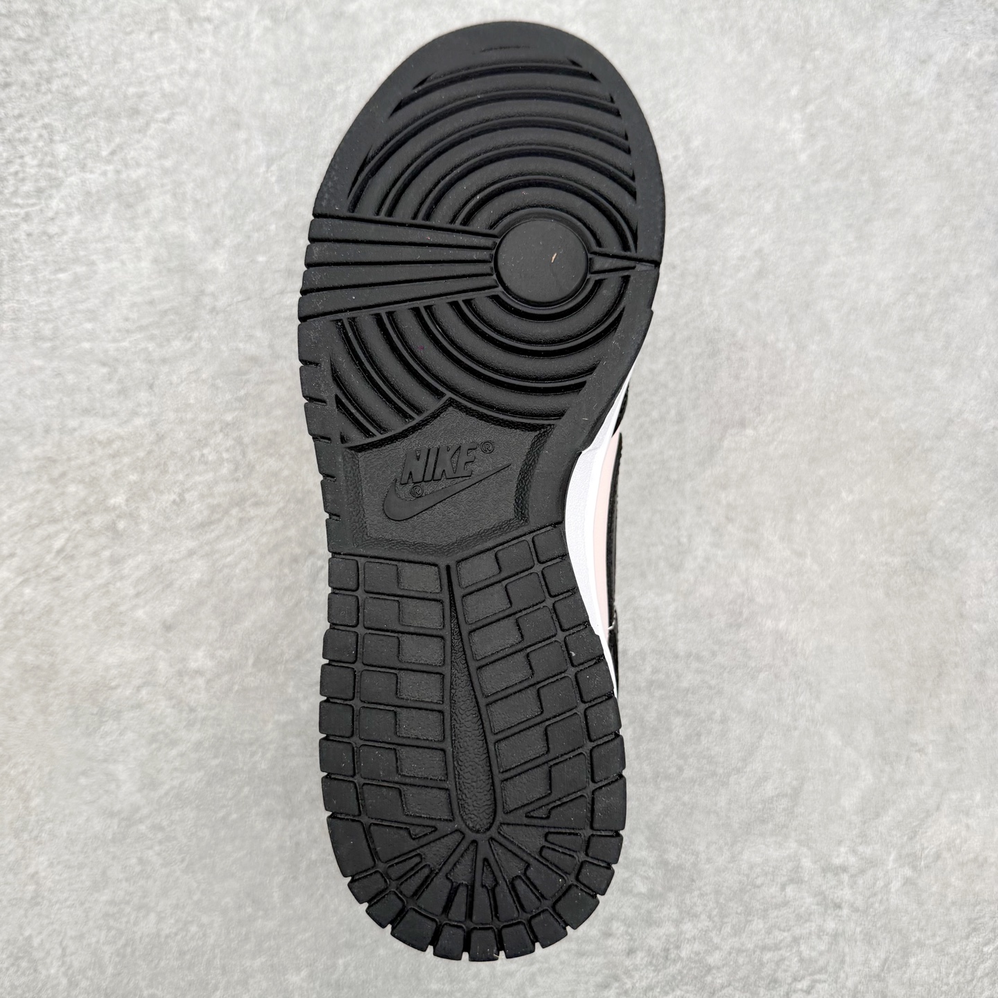 ＃YC纯原 NK Dunk Low 黑粉拿铁 DD1391-100 当酷飒的黑色，遇上温柔的拿铁粉，经典