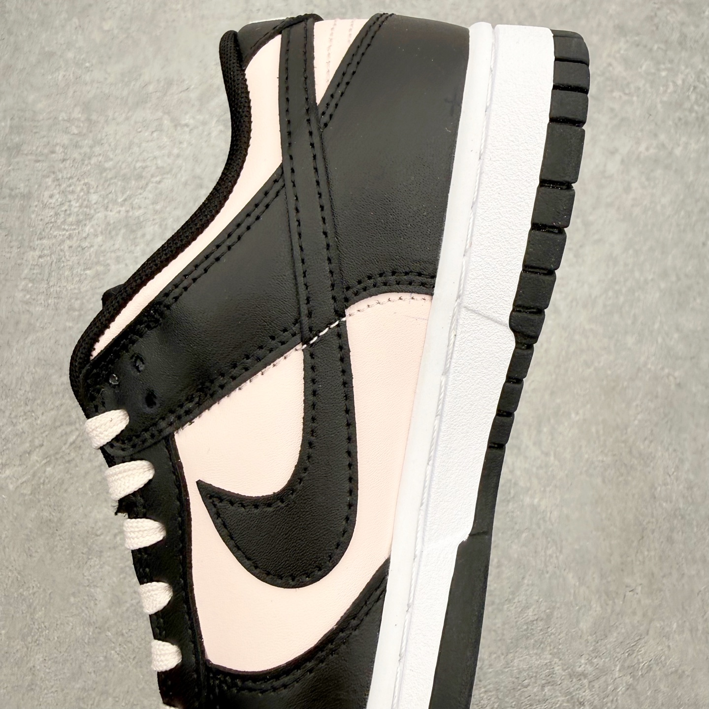 ＃YC纯原 NK Dunk Low 黑粉拿铁 DD1391-100 当酷飒的黑色，遇上温柔的拿铁粉，经典