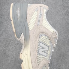 New Balance NB530 新百伦复古透气跑步鞋 抛弃过往以皮革为主的人气轮廓 以极具复古风范的 New Balance NB530 新百伦复古透气跑步鞋 抛弃过往以皮革为主的人气轮廓 以极具复古风范的