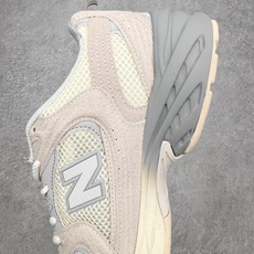 New Balance NB530 新百伦复古透气跑步鞋 抛弃过往以皮革为主的人气轮廓 以极具复古风范的 New Balance NB530 新百伦复古透气跑步鞋 抛弃过往以皮革为主的人气轮廓 以极具复古风范的