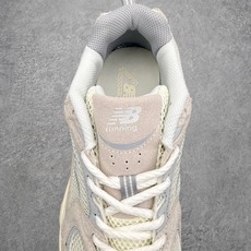 New Balance NB530 新百伦复古透气跑步鞋 抛弃过往以皮革为主的人气轮廓 以极具复古风范的 New Balance NB530 新百伦复古透气跑步鞋 抛弃过往以皮革为主的人气轮廓 以极具复古风范的