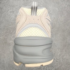 New Balance NB530 新百伦复古透气跑步鞋 抛弃过往以皮革为主的人气轮廓 以极具复古风范的 New Balance NB530 新百伦复古透气跑步鞋 抛弃过往以皮革为主的人气轮廓 以极具复古风范的