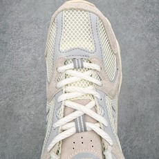 New Balance NB530 新百伦复古透气跑步鞋 抛弃过往以皮革为主的人气轮廓 以极具复古风范的 New Balance NB530 新百伦复古透气跑步鞋 抛弃过往以皮革为主的人气轮廓 以极具复古风范的