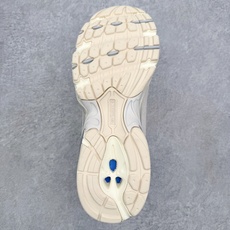 New Balance NB530 新百伦复古透气跑步鞋 抛弃过往以皮革为主的人气轮廓 以极具复古风范的 New Balance NB530 新百伦复古透气跑步鞋 抛弃过往以皮革为主的人气轮廓 以极具复古风范的