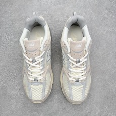 New Balance NB530 新百伦复古透气跑步鞋 抛弃过往以皮革为主的人气轮廓 以极具复古风范的 New Balance NB530 新百伦复古透气跑步鞋 抛弃过往以皮革为主的人气轮廓 以极具复古风范的