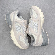 New Balance NB530 新百伦复古透气跑步鞋 抛弃过往以皮革为主的人气轮廓 以极具复古风范的 New Balance NB530 新百伦复古透气跑步鞋 抛弃过往以皮革为主的人气轮廓 以极具复古风范的