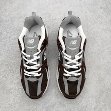 New Balance NB530 新百伦复古透气跑步鞋 抛弃过往以皮革为主的人气轮廓 以极具复古风范的 New Balance NB530 新百伦复古透气跑步鞋 抛弃过往以皮革为主的人气轮廓 以极具复古风范的