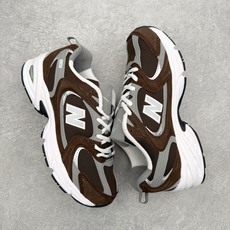 New Balance NB530 新百伦复古透气跑步鞋 抛弃过往以皮革为主的人气轮廓 以极具复古风范的 New Balance NB530 新百伦复古透气跑步鞋 抛弃过往以皮革为主的人气轮廓 以极具复古风范的