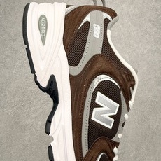 New Balance NB530 新百伦复古透气跑步鞋 抛弃过往以皮革为主的人气轮廓 以极具复古风范的 New Balance NB530 新百伦复古透气跑步鞋 抛弃过往以皮革为主的人气轮廓 以极具复古风范的
