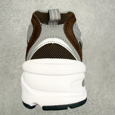 New Balance NB530 新百伦复古透气跑步鞋 抛弃过往以皮革为主的人气轮廓 以极具复古风范的 New Balance NB530 新百伦复古透气跑步鞋 抛弃过往以皮革为主的人气轮廓 以极具复古风范的