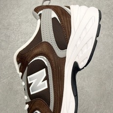 New Balance NB530 新百伦复古透气跑步鞋 抛弃过往以皮革为主的人气轮廓 以极具复古风范的 New Balance NB530 新百伦复古透气跑步鞋 抛弃过往以皮革为主的人气轮廓 以极具复古风范的