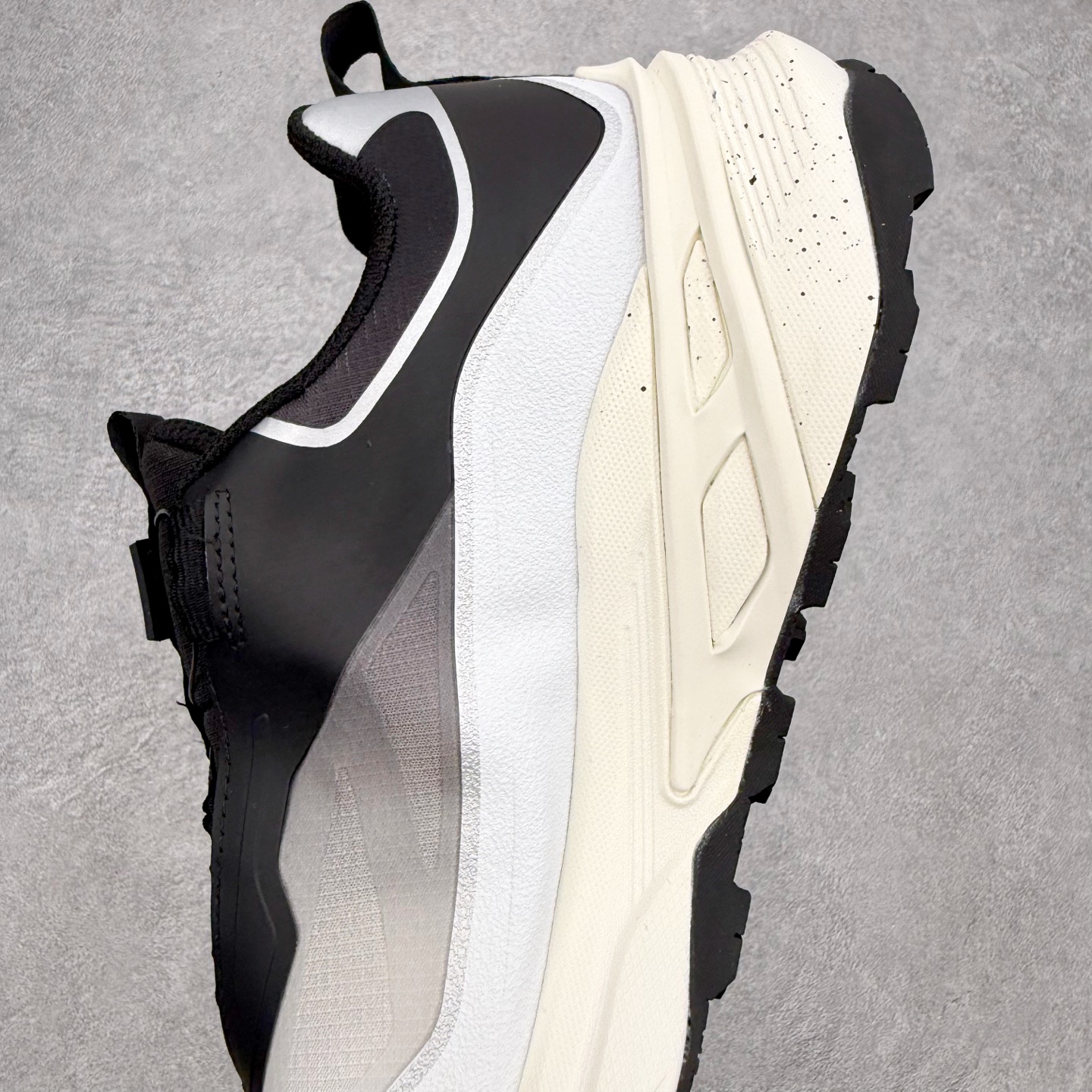 迪桑特DESCENTE LAVITATE WIRE 3.0 舒适 低帮跑步鞋 DESCENTE（迪桑特）