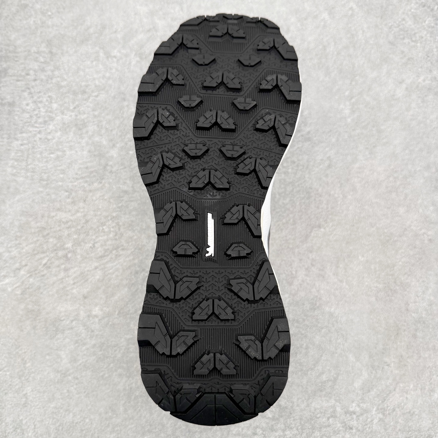 迪桑特DESCENTE LAVITATE WIRE 3.0 舒适 低帮跑步鞋 DESCENTE（迪桑特）