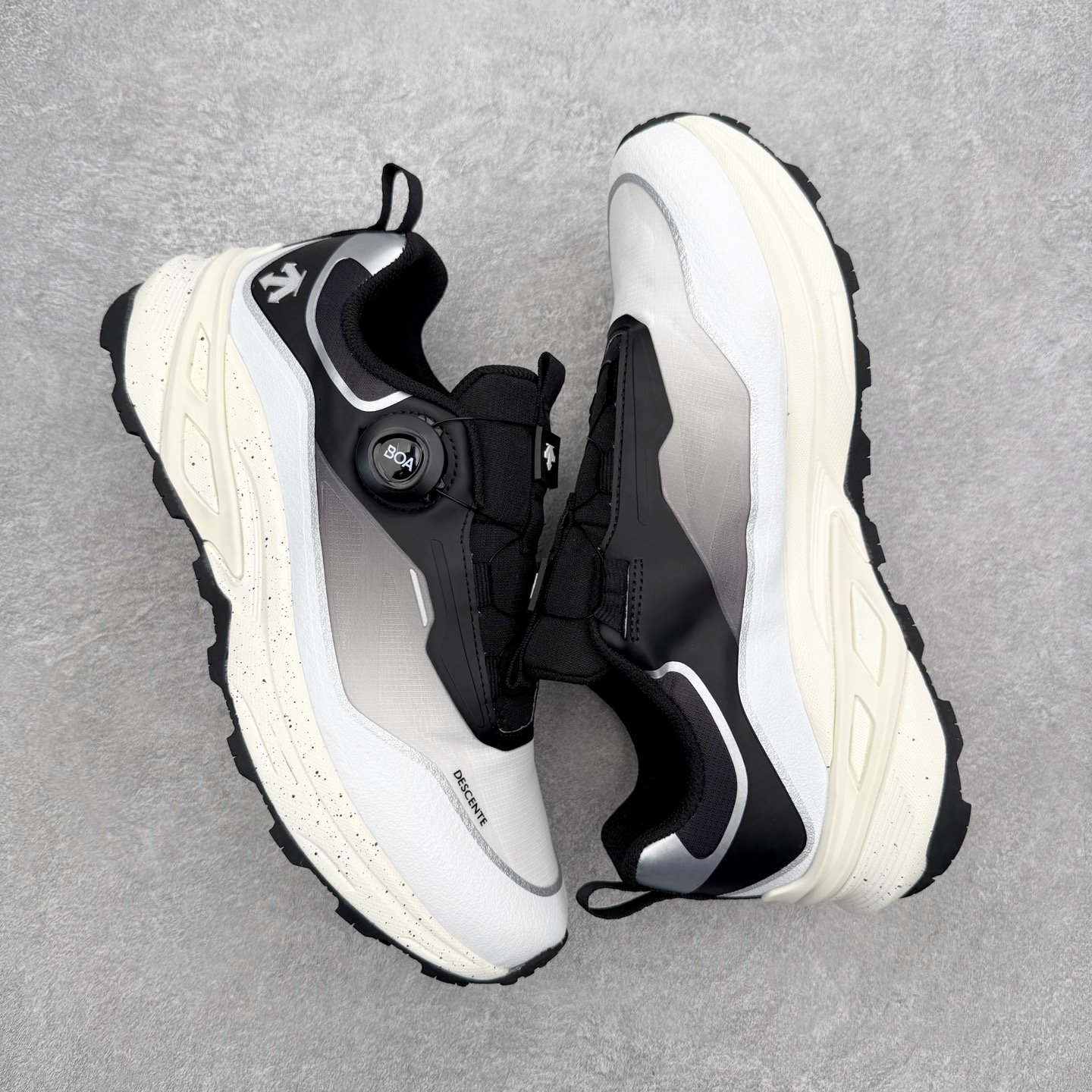 迪桑特DESCENTE LAVITATE WIRE 3.0 舒适 低帮跑步鞋 DESCENTE（迪桑特）