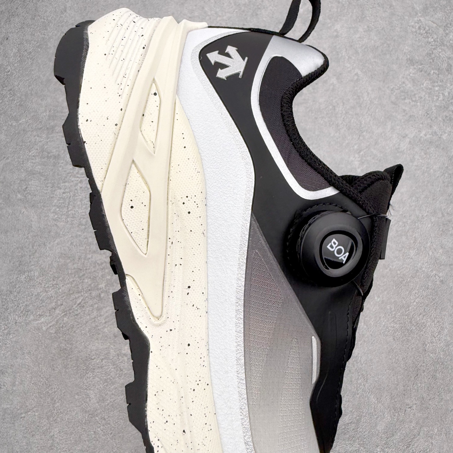 迪桑特DESCENTE LAVITATE WIRE 3.0 舒适 低帮跑步鞋 DESCENTE（迪桑特）