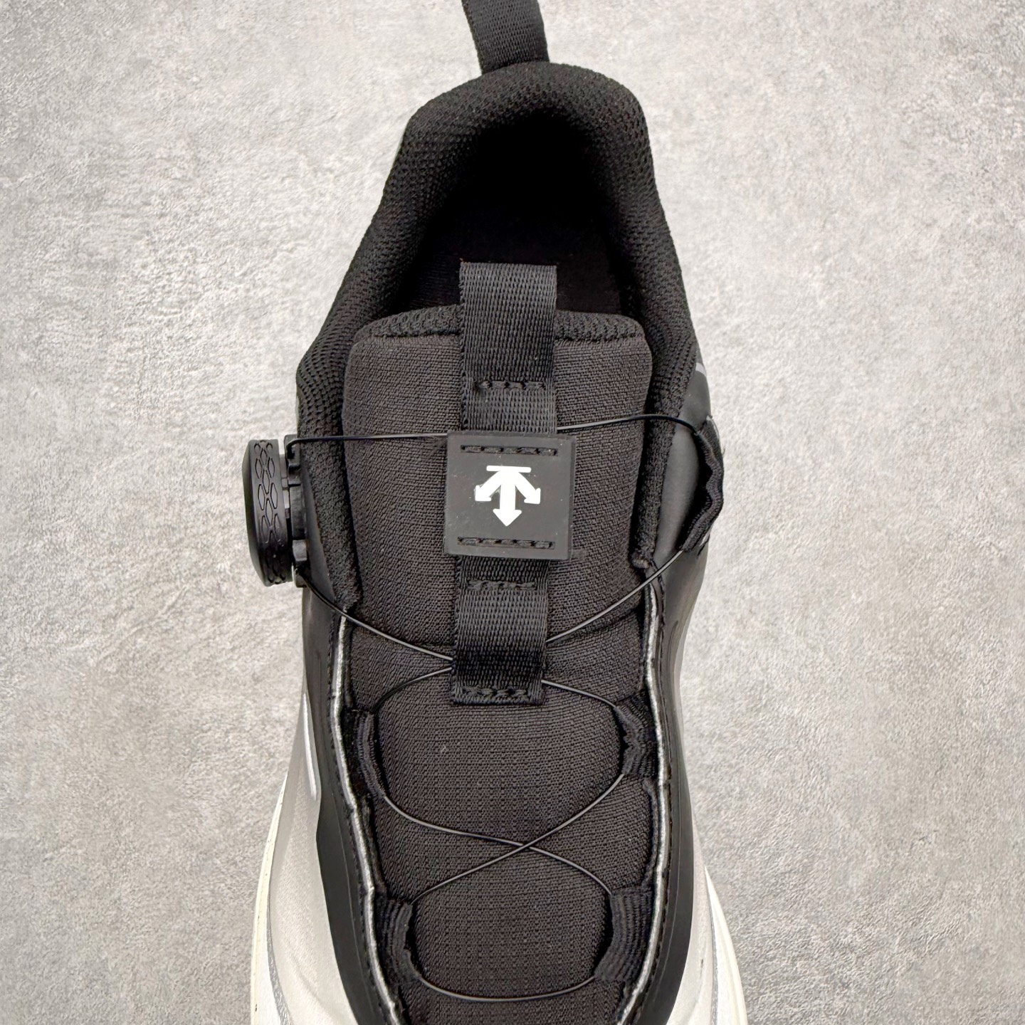 迪桑特DESCENTE LAVITATE WIRE 3.0 舒适 低帮跑步鞋 DESCENTE（迪桑特）