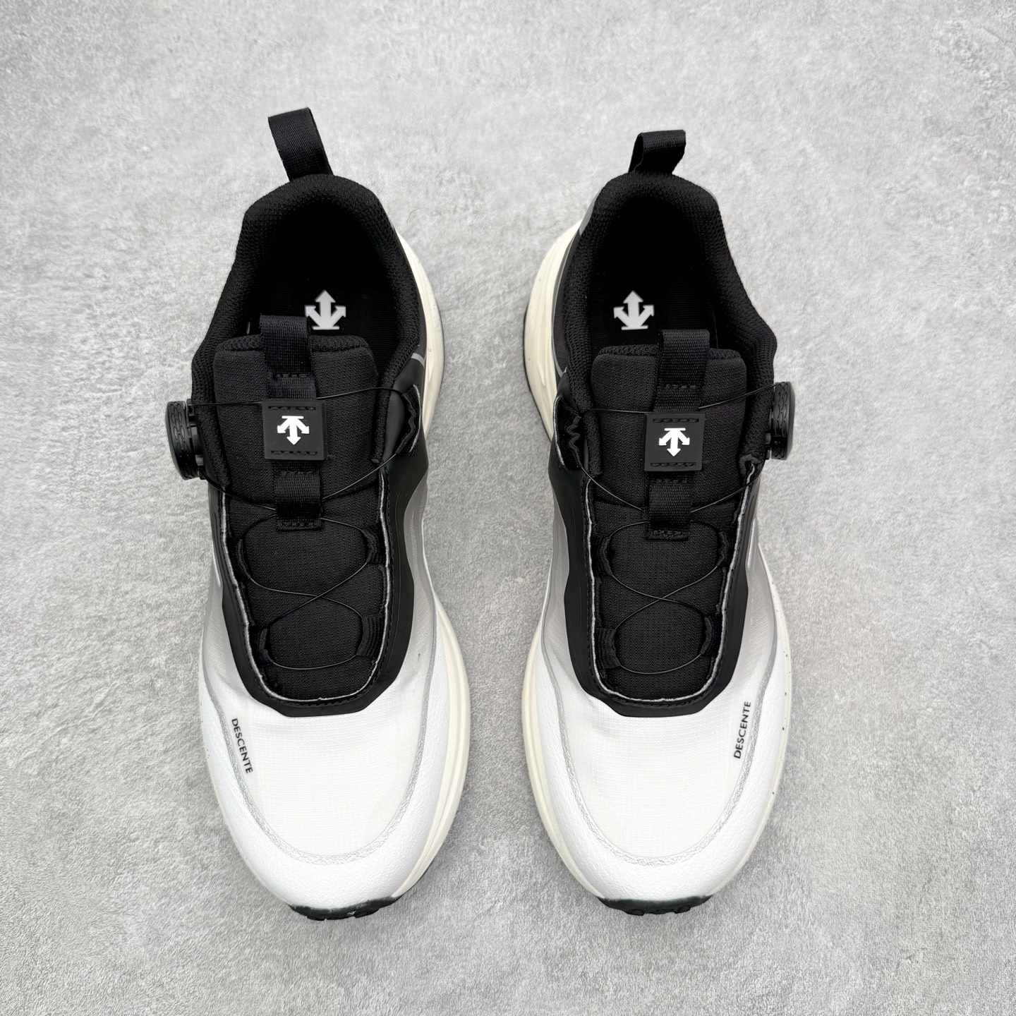 迪桑特DESCENTE LAVITATE WIRE 3.0 舒适 低帮跑步鞋 DESCENTE（迪桑特）