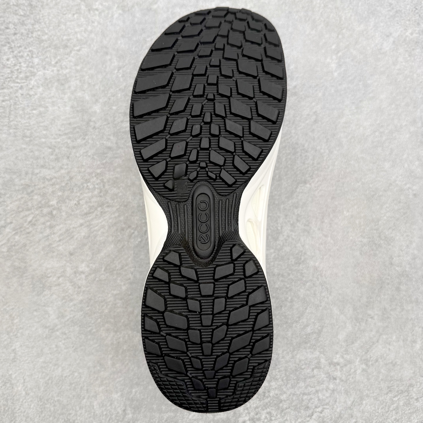 ECCo爱步 Biom C Trail 时尚简约牛皮减震耐磨低帮休闲跑步鞋 ECCO以三大核心特征为依托